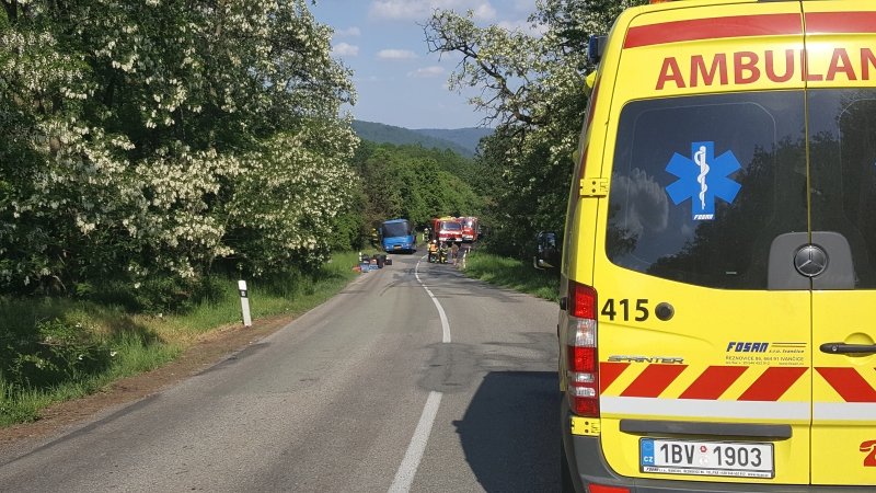 Zcela zničený je po nedělním požáru autobus, který byl plný dětí. Nikomu se naštěstí nic nestalo.