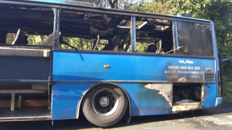 Zcela zničený je po nedělním požáru autobus, který byl plný dětí. Nikomu se naštěstí nic nestalo.