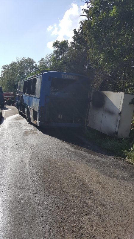 Zcela zničený je po nedělním požáru autobus, který byl plný dětí. Nikomu se naštěstí nic nestalo.