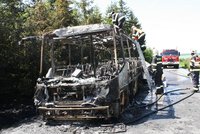 U Prahy shořel autobus: Bylo v něm 40 cestujících