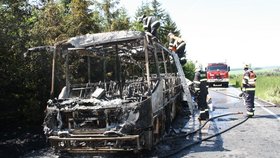 Na Plzeňsku shořel autobus, vezl školáky