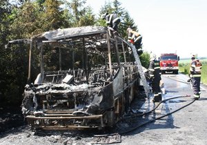 Na Plzeňsku shořel autobus, vezl školáky