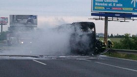 V Praze shořel autobus: Cestující museli do cíle dojet stopem