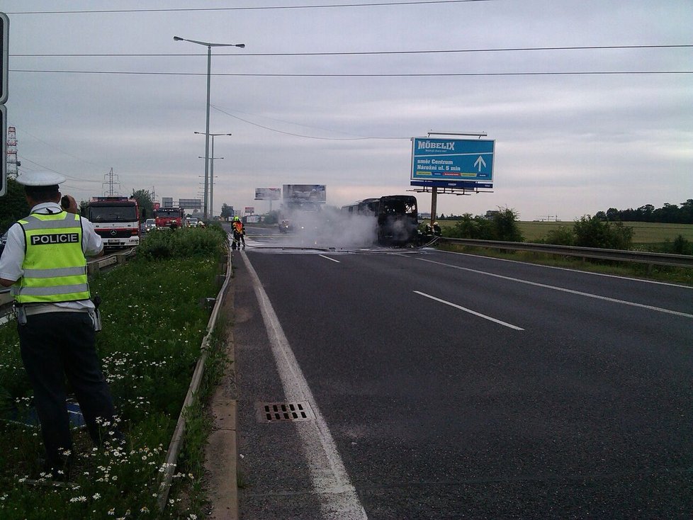 V Praze shořel autobus: Cestující museli do cíle dojet stopem