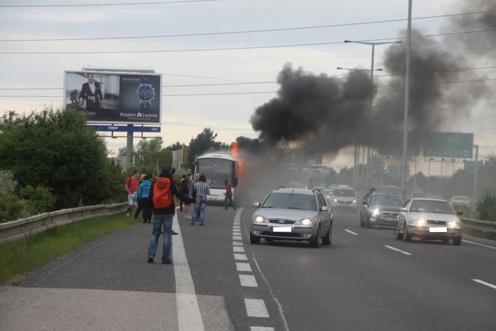 V Praze shořel autobus: Cestující museli do cíle dojet stopem