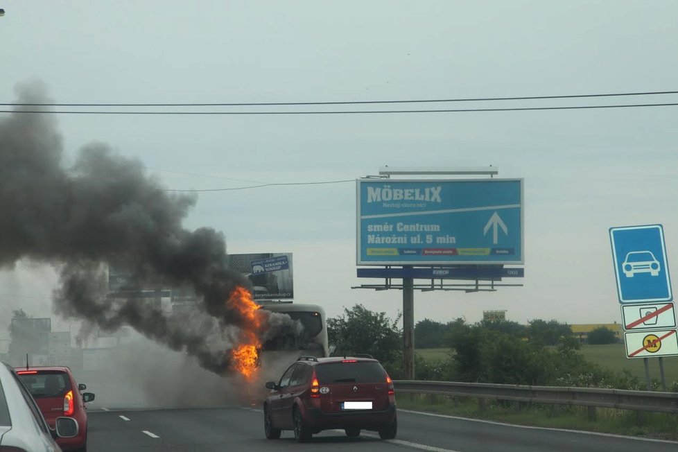 V Praze shořel autobus: Cestující museli do cíle dojet stopem