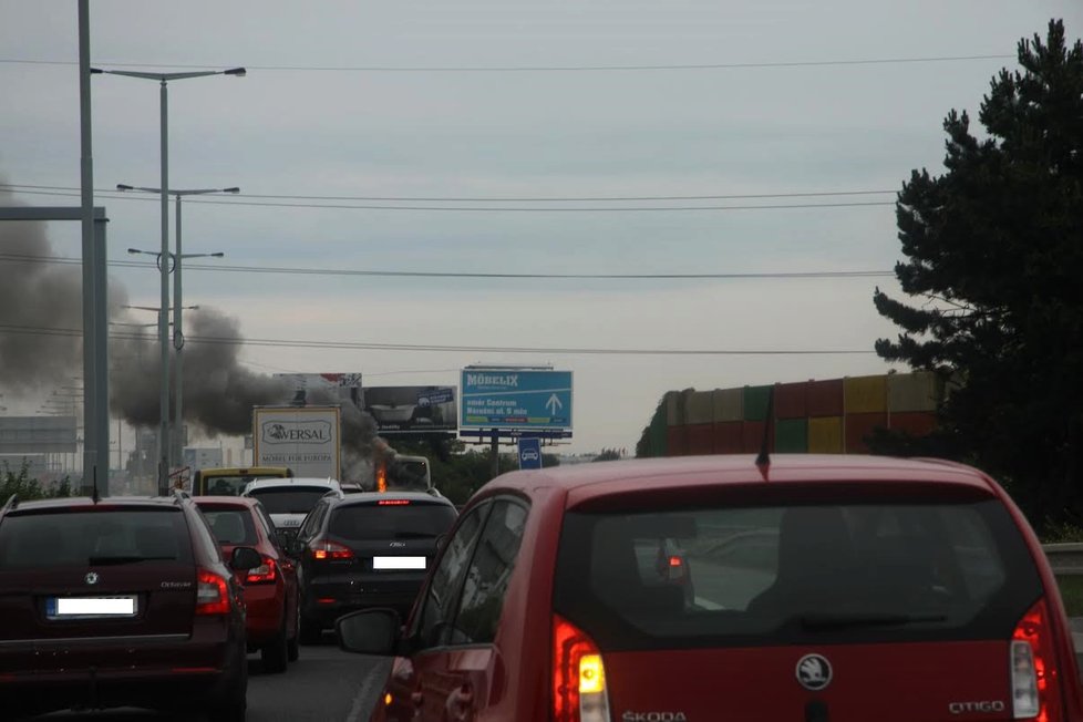 V Praze shořel autobus: Cestující museli do cíle dojet stopem