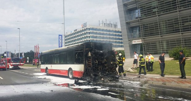 Požár autobusu u stanice Nádraží Veleslavín. Nikdo nebyl zraněn.