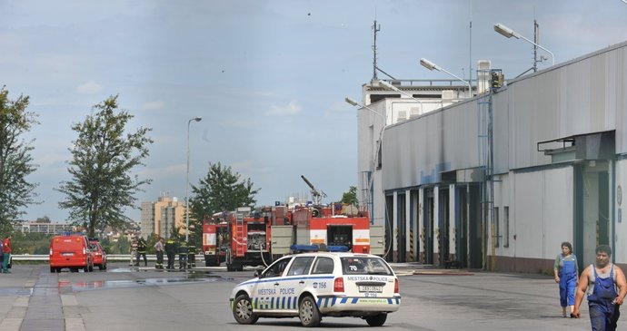 Požár autobusu v autodílnách v Praze - Řepích