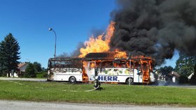 Požár autobus zcela zničil.