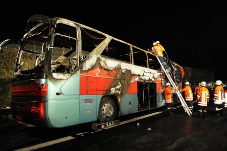 Když hasiči dorazili, byl už autobus v plamenech.