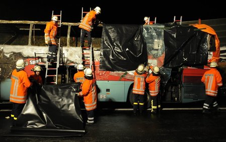 Když hasiči dorazili, byl už autobus v plamenech.