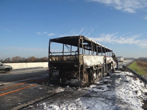 Dálnici D1 těsně před hranicemi zablokoval ve středu ráno požár prázdného polského autobusu, který k nám vezl dělníky.