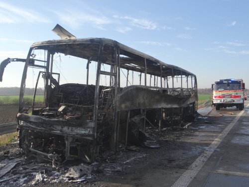 Dálnici D1 těsně před hranicemi zablokoval ve středu ráno požár prázdného polského autobusu, který k nám vezl dělníky.