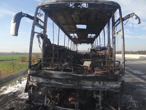 Dálnici D1 těsně před hranicemi zablokoval ve středu ráno požár prázdného polského autobusu, který k nám vezl dělníky.