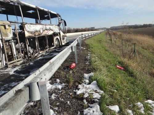 Dálnici D1 těsně před hranicemi zablokoval ve středu ráno požár prázdného polského autobusu, který k nám vezl dělníky.