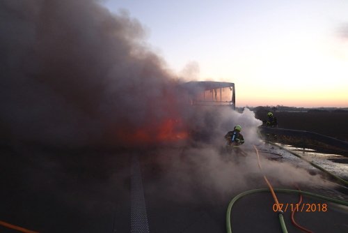 Dálnici D1 těsně před hranicemi zablokoval ve středu ráno požár prázdného polského autobusu, který k nám vezl dělníky.