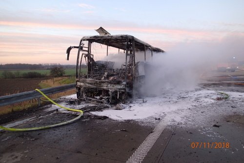 Dálnici D1 těsně před hranicemi zablokoval ve středu ráno požár prázdného polského autobusu, který k nám vezl dělníky.