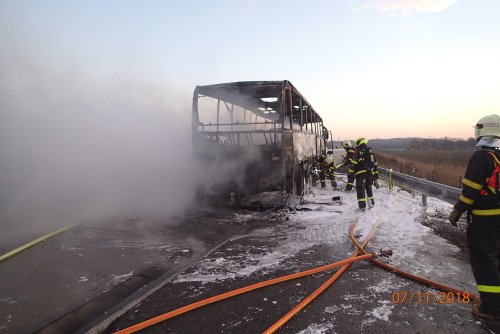 Dálnici D1 těsně před hranicemi zablokoval ve středu ráno požár prázdného polského autobusu, který k nám vezl dělníky.