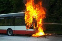 Autobus MHD v Brně pohltily plameny, dvacítka cestujících stačila vystoupit