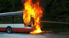 Z motoru autobusu linky E50 brněnské MHD vyšlehly ve čtvrtek v podvečer plameny. Cestující stačili vozidlo opustit, škoda je 200 tisíc korun.