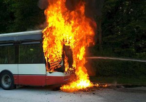 Z motoru autobusu linky E50 brněnské MHD vyšlehly ve čtvrtek v podvečer plameny. Cestující stačili vozidlo opustit, škoda je 200 tisíc korun.