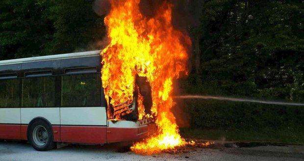 Autobus MHD v Brně pohltily plameny, dvacítka cestujících stačila vystoupit