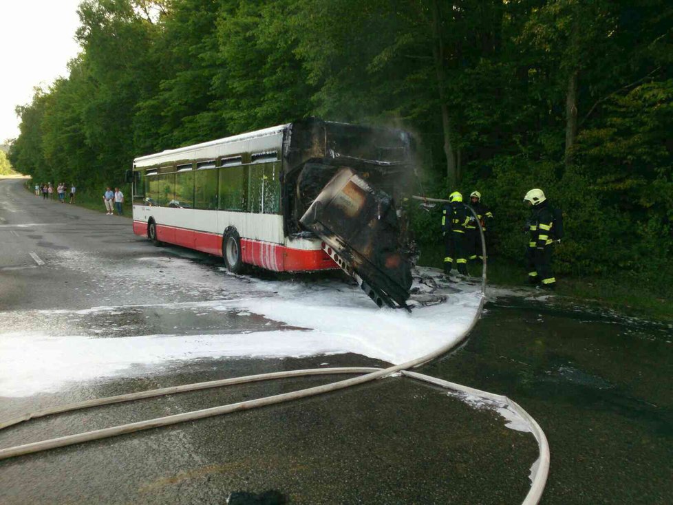 Z motoru autobusu linky E50 brněnské MHD vyšlehly ve čtvrtek v podvečer plameny. Cestující stačili vozidlo opustit, škoda je 200 tisíc korun.