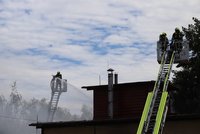 Velký požár v Běchovicích. Oheň postihl autoservis v průmyslové lokalitě