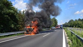 Požár avie na dálnici u Jíloviště
