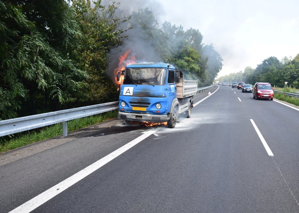 Požár avie na dálnici u Jíloviště