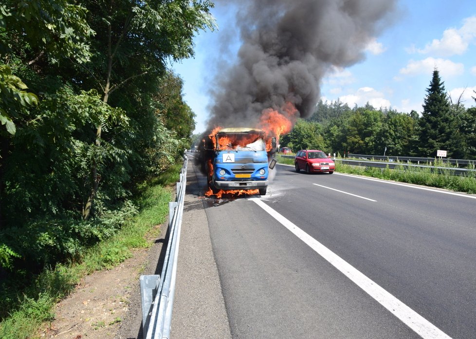 Požár avie na dálnici u Jíloviště