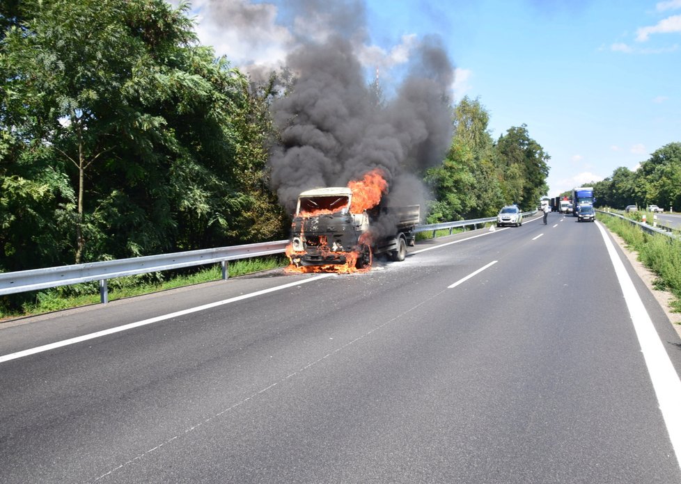 Požár avie na dálnici u Jíloviště