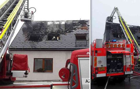 Požár na Olomoucku nepřežil člověk: Dvě desítky rodičů a dětí skončily v provizoriu