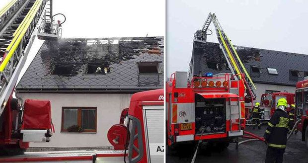 Požár na Olomoucku nepřežil člověk: Dvě desítky rodičů a dětí skončily v provizoriu