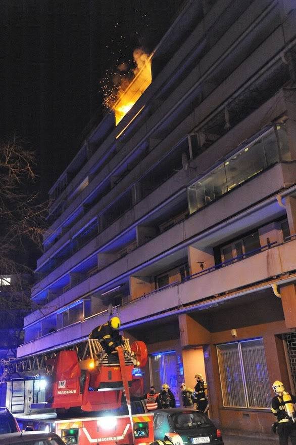 Celý balkon byl v jednom ohni.