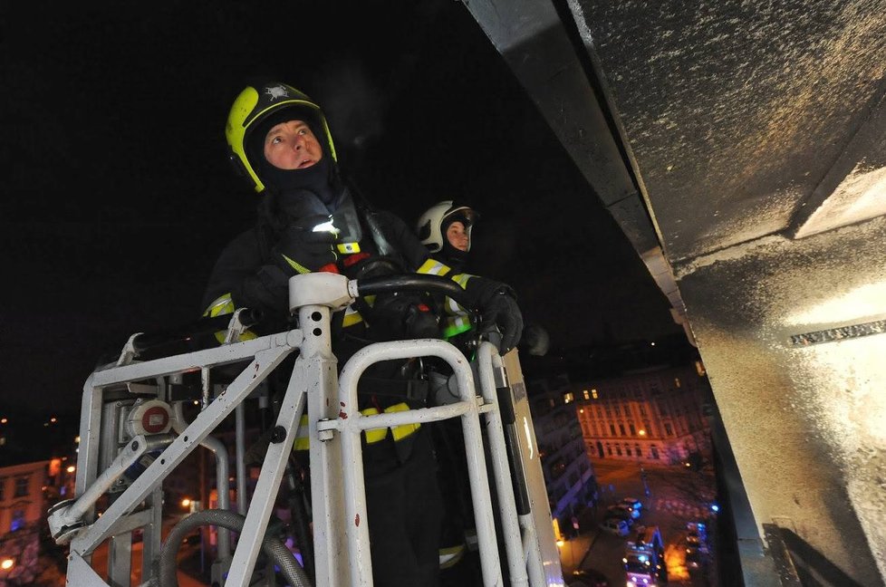 Ve čtvrtek před půlnocí hasili pražští požárníci oheň na balkoně na Žižkově.