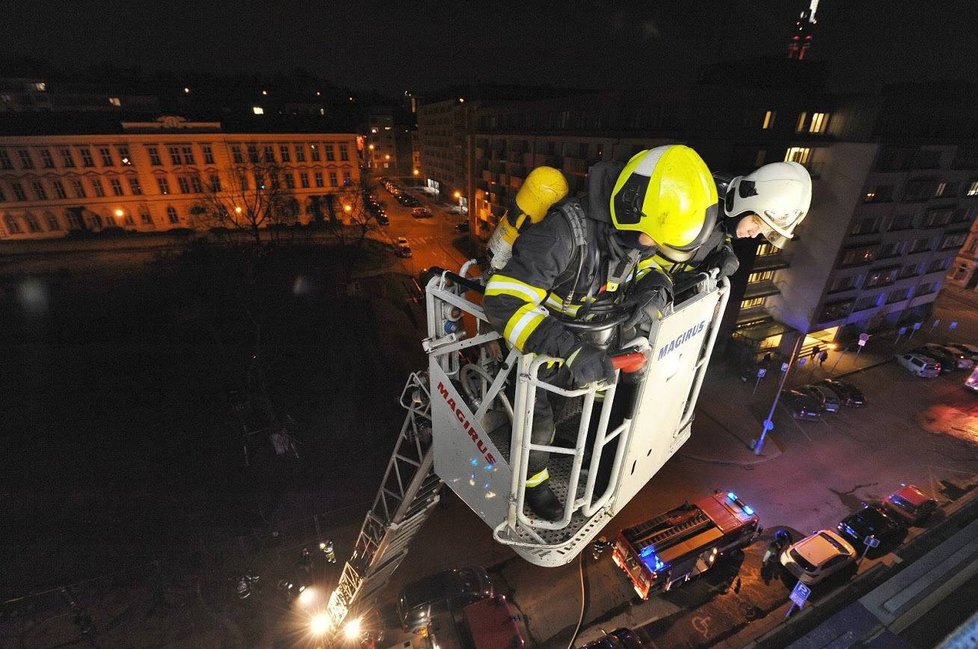 Ve čtvrtek před půlnocí hasili pražští požárníci oheň na balkoně na Žižkově.