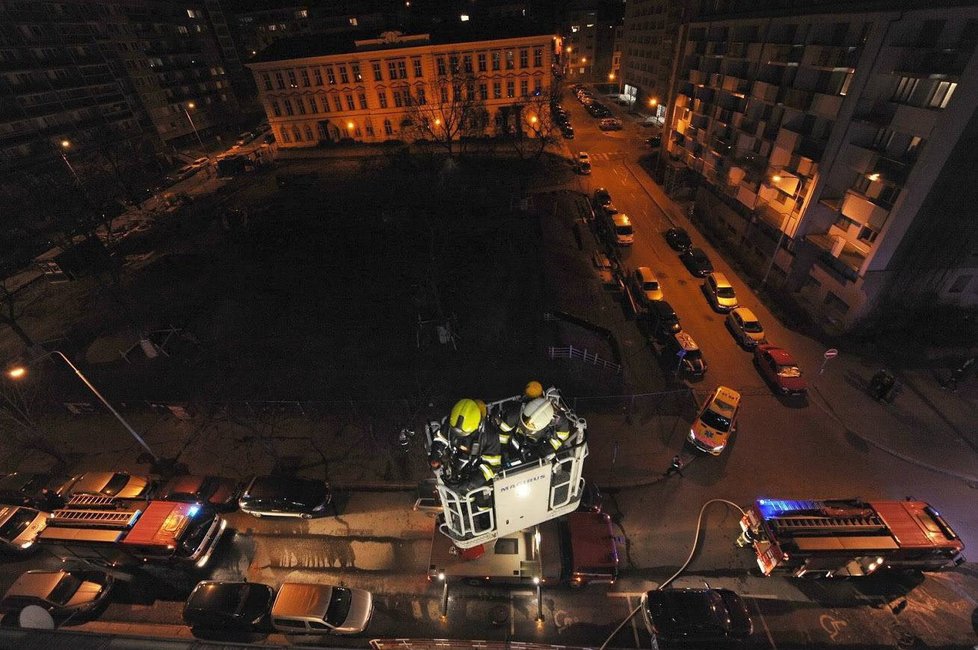 Ve čtvrtek před půlnocí hasili pražští požárníci oheň na balkoně na Žižkově.