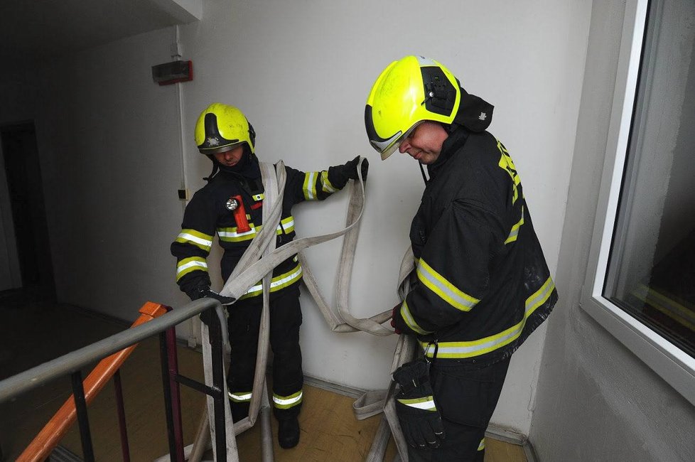 Ve čtvrtek před půlnocí hasili pražští požárníci oheň na balkoně na Žižkově.