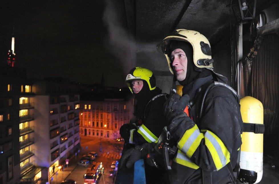 Ve čtvrtek před půlnocí hasili pražští požárníci oheň na balkoně na Žižkově.