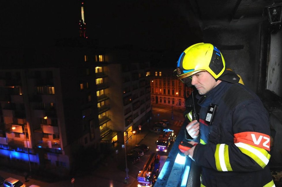 Ve čtvrtek před půlnocí hasili pražští požárníci oheň na balkoně na Žižkově.