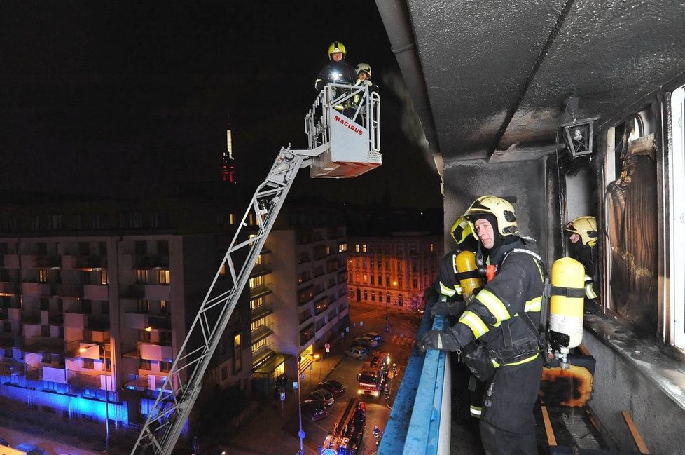 Za požár mohl pravděpodobně nedopalek cigarety. Příčina se ale stále prošetřuje.