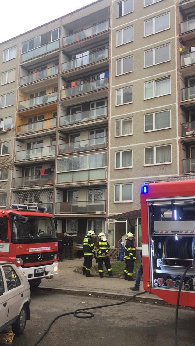 Ve Vašátkově ulici hořel balkon.