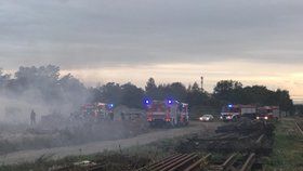 Pražští hasiči museli vyjíždět kvůli požáru slisovaného papíru v běchovickém sběrném dvoře.