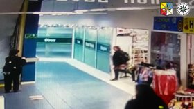 Policie kvůli požáru obchodního domu v Benešově hledá dvě nezletilé osoby.