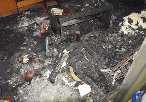 Ničivý požár v Berouně: V troskách bytu našli hasiči mrtvou ženu.