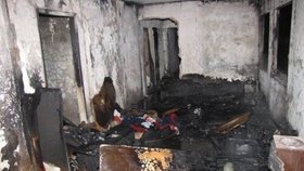 V opuštěném drážním domku v Ostravě-Vítkovicích málem uhořeli další bezdomovci. Sedm z nich uniklo smrtícím plamenům jen o vlásek.
