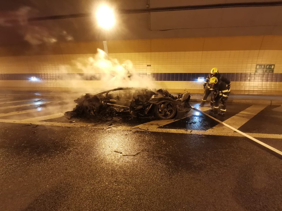 V Blance hořelo luxusní sportovní lamborghini. Požár komplikoval dopravu.