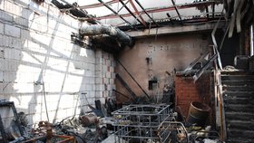 Výbuch a oheň technickou místnost o rozměrech 10x10 metrů, kde byly uskladněny sekačky, pily a secí stroje zcela zlikvidoval.